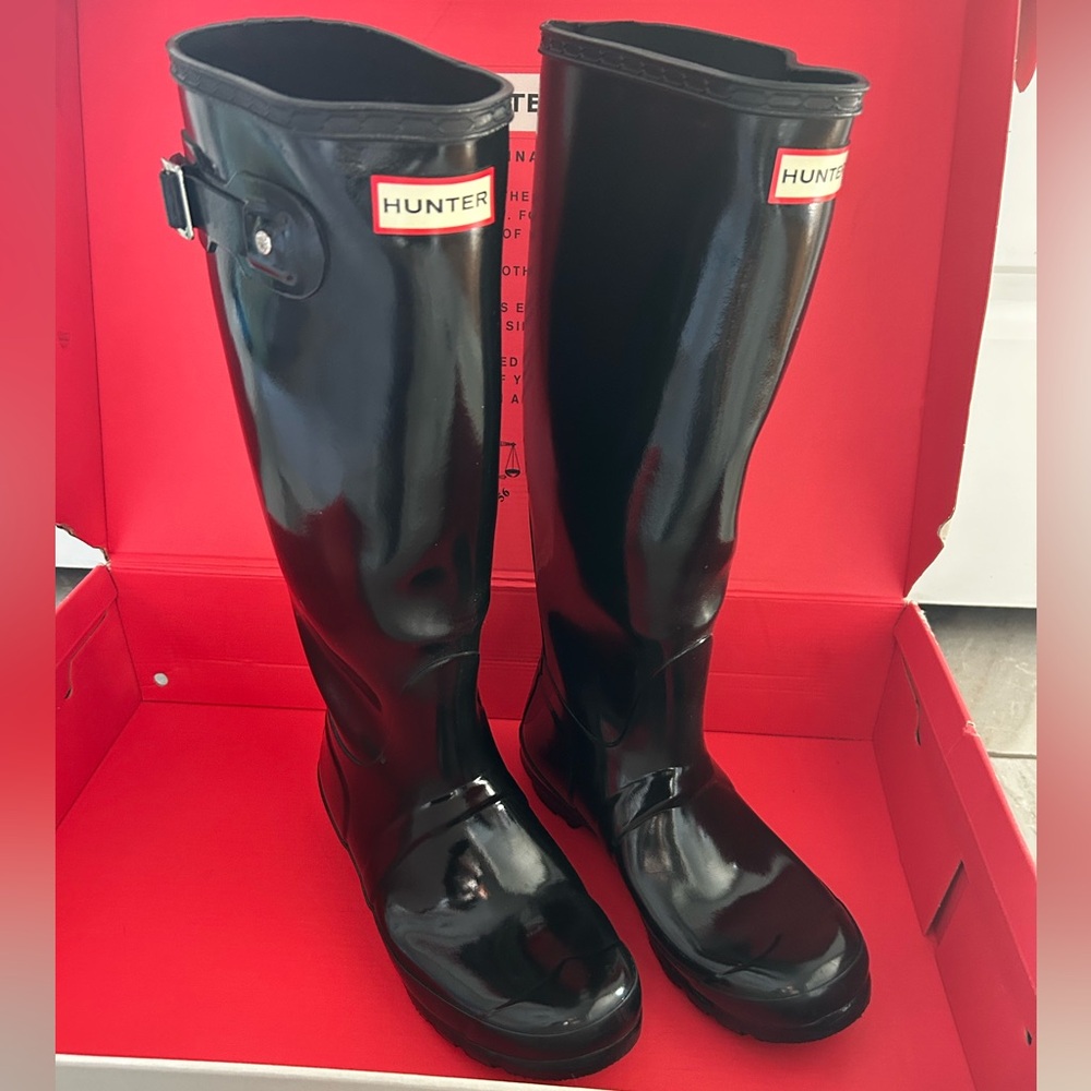 Hunter Original Tall Glossy Black Rain Boots with cable-knit boot socks
